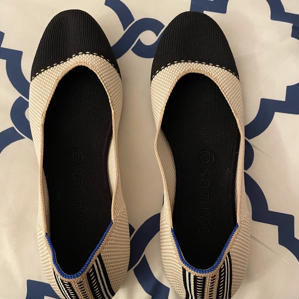 Rothy‘s flats (The square) size 9. In excellent condition and barely used.